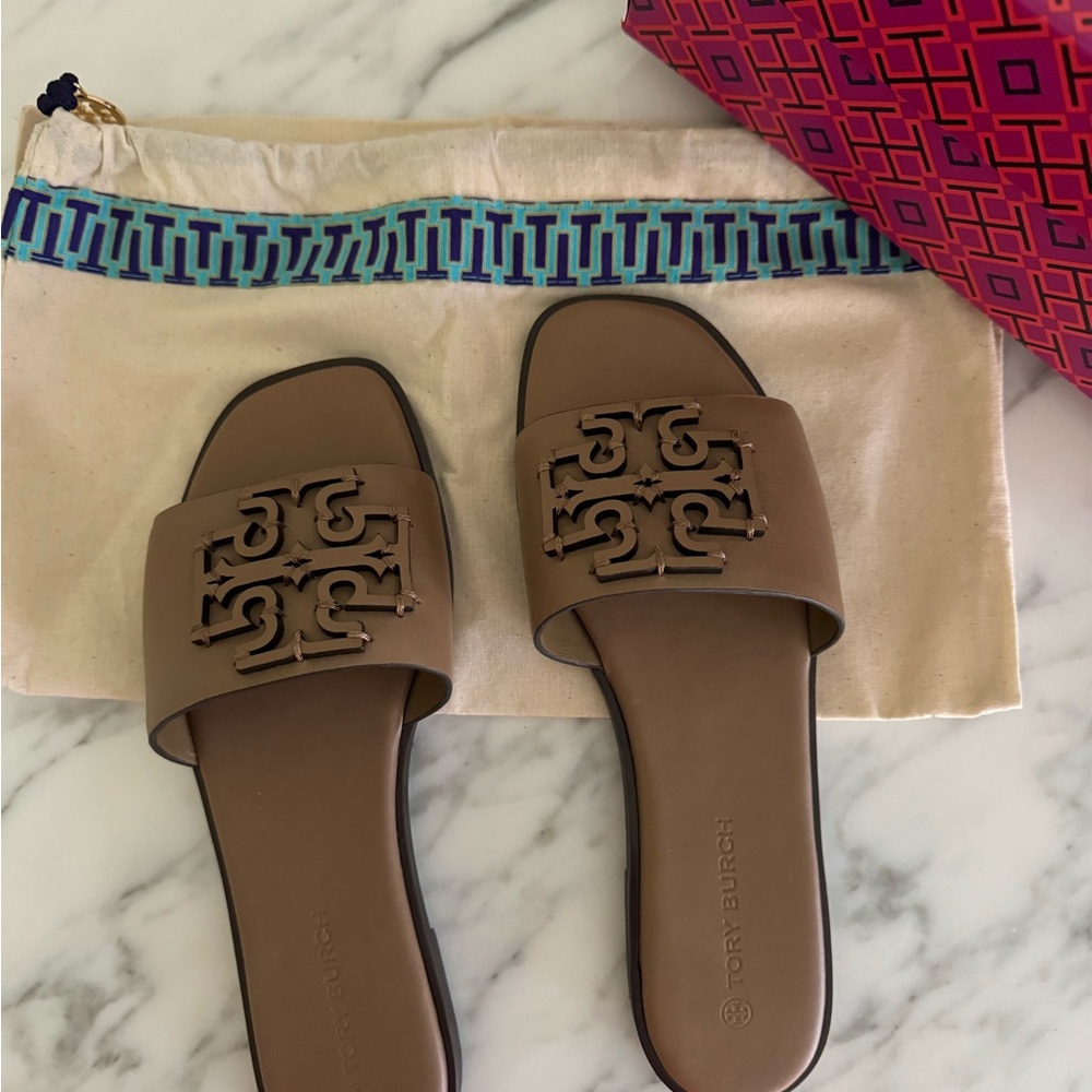 NIB 7.5 Tory Burch Ines slides in Almond Flour leather